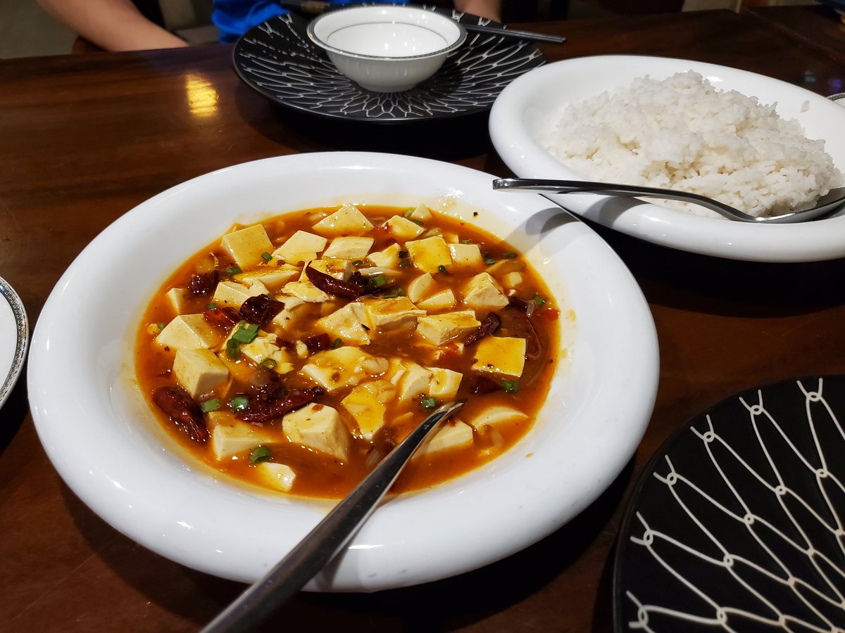 46ooer's tweet photo. 🇱🇰スリランカ・コロンボ
🍴HONG KOK CHINESE RESTAURANT

どうしても中華が食べたくて！カレーばっかりの毎日に飽きて、中華へ。ようやく中華が食べられる～とウキウキ気分で来店も、出てきたのはバターの味がする麻婆豆腐でした。ガッカリしたのは言うまでもなく…… https://t.co/3MImKmDKYV