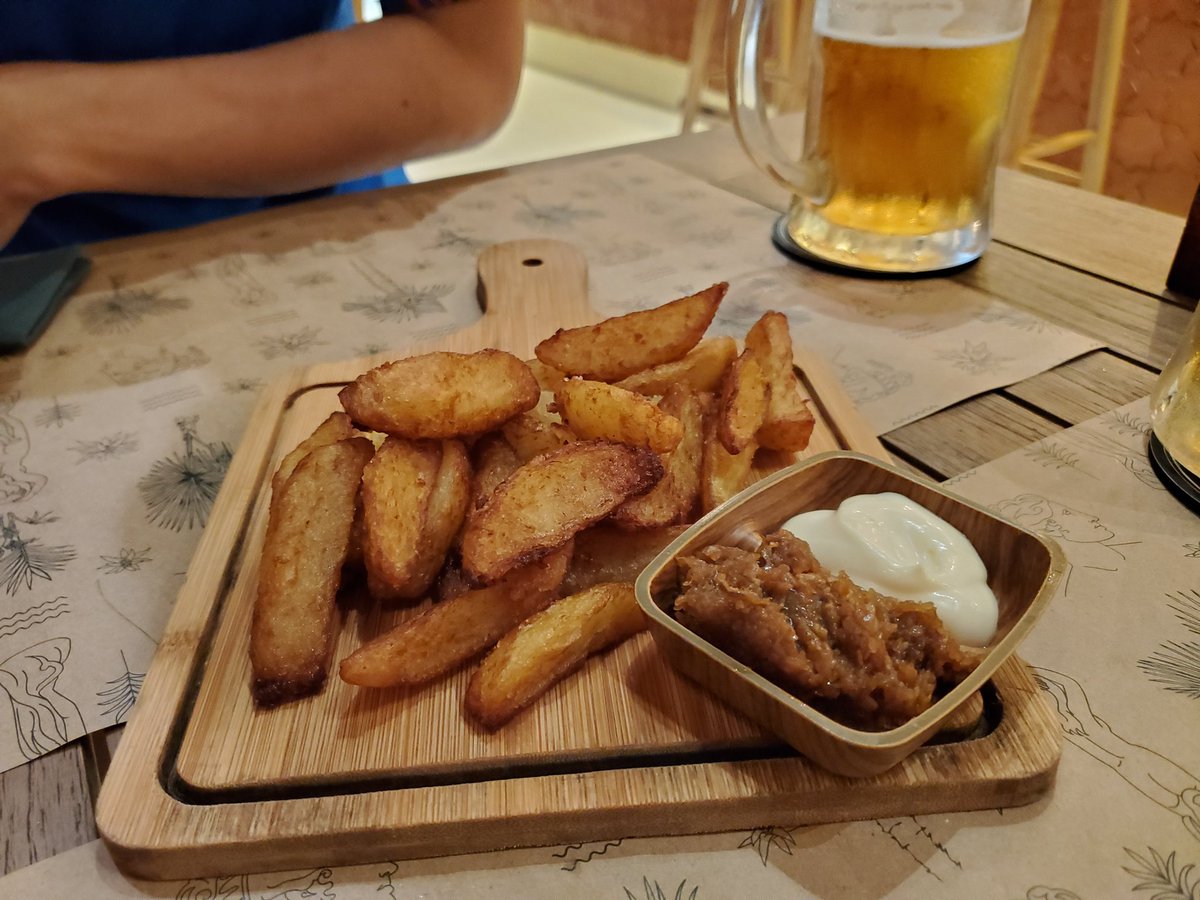 46ooer's tweet photo. 🇱🇰スリランカ・コロンボ
🍴LAGO

大きなショッピングセンターの中に入っているレストラン。1ヶ月以上インドとスリランカを巡って、ここが一番美味しかった……！ビールはハッピーアワーで割引に。パスタもポテトも絶品でした！🍝 https://t.co/UK4aEj9pQK