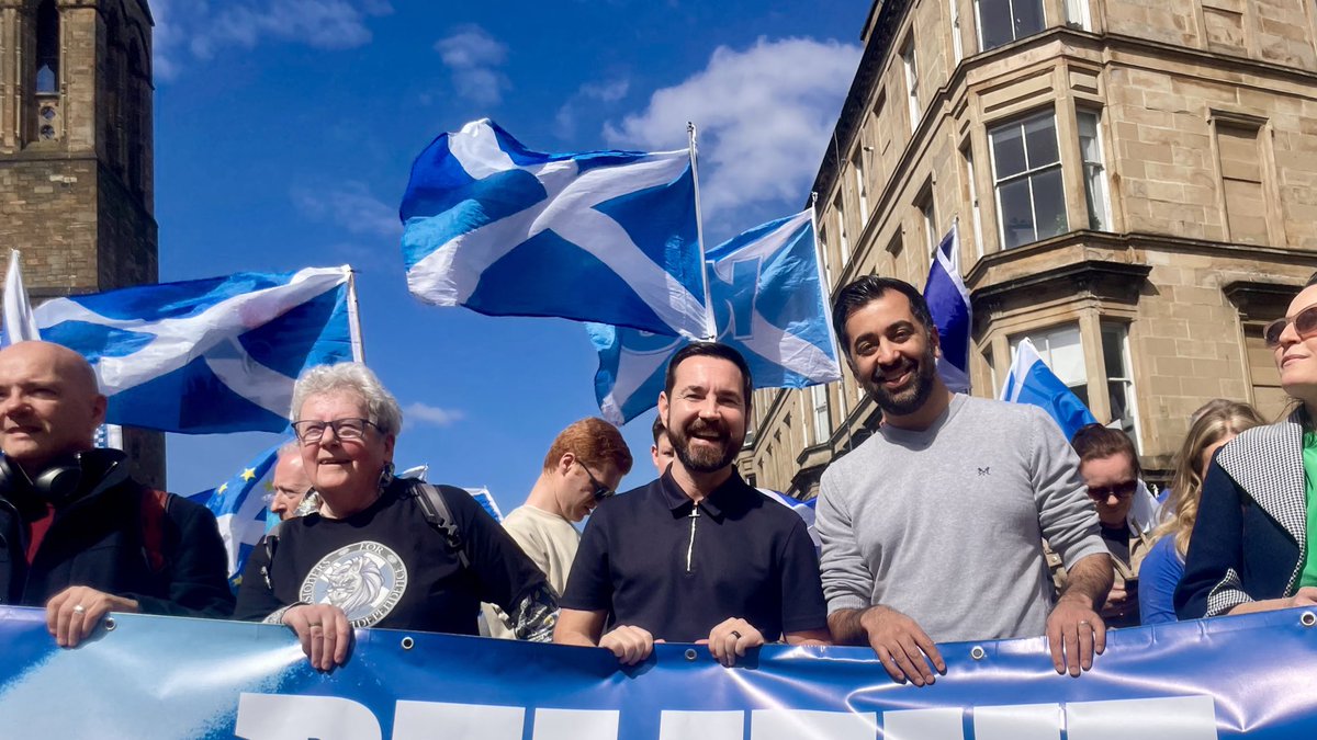 ☀️ Affa bonnie day for @martin_compston to join @HumzaYousaf for @believeinscot Indy march