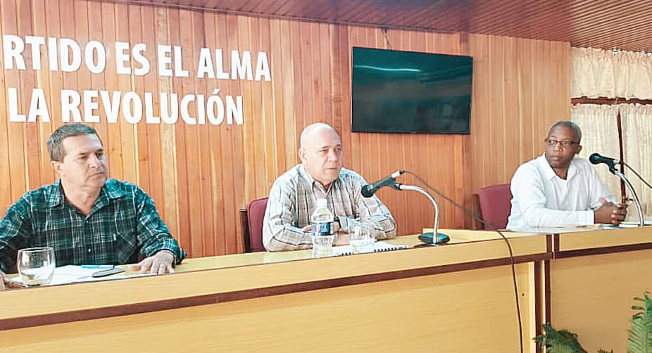 DrRobertoMOjeda's tweet photo. En Pleno del Comité Provincial del Partido en #Holguín se eligió a Joel Queipo Ruiz como su Primer Secretario. Apreciamos el reconocimiento a la labor de Ernesto Santiesteban Velázquez, quien ocupará nuevas responsabilidades en el Comité Central. Éxitos a ambos. https://t.co/8fOECAey7z