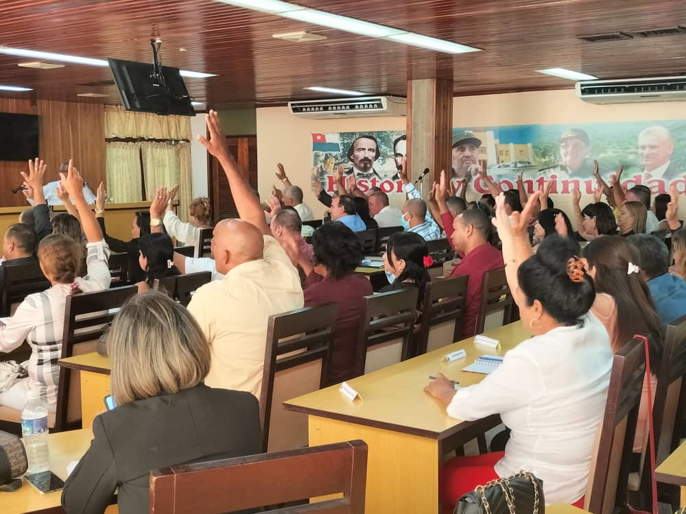 DrRobertoMOjeda's tweet photo. En Pleno del Comité Provincial del Partido en #Holguín se eligió a Joel Queipo Ruiz como su Primer Secretario. Apreciamos el reconocimiento a la labor de Ernesto Santiesteban Velázquez, quien ocupará nuevas responsabilidades en el Comité Central. Éxitos a ambos. https://t.co/8fOECAey7z