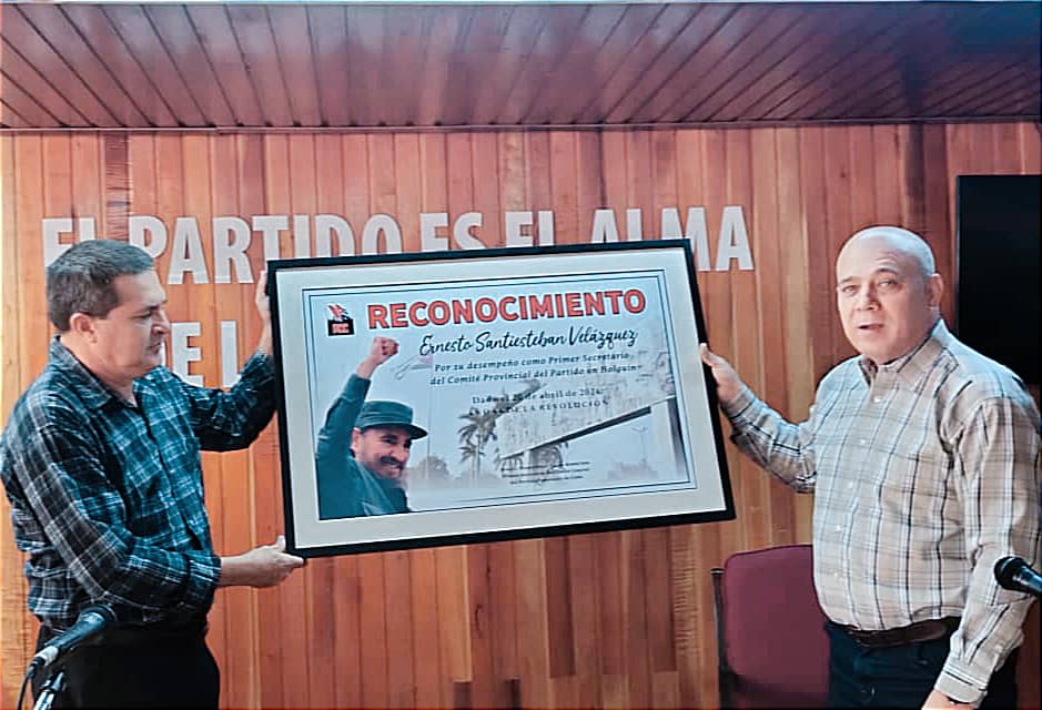 En Pleno del Comité Provincial del Partido en #Holguín se eligió a Joel Queipo Ruiz como su Primer Secretario. Apreciamos el reconocimiento a la labor de Ernesto Santiesteban Velázquez, quien ocupará nuevas responsabilidades en el Comité Central. Éxitos a ambos.