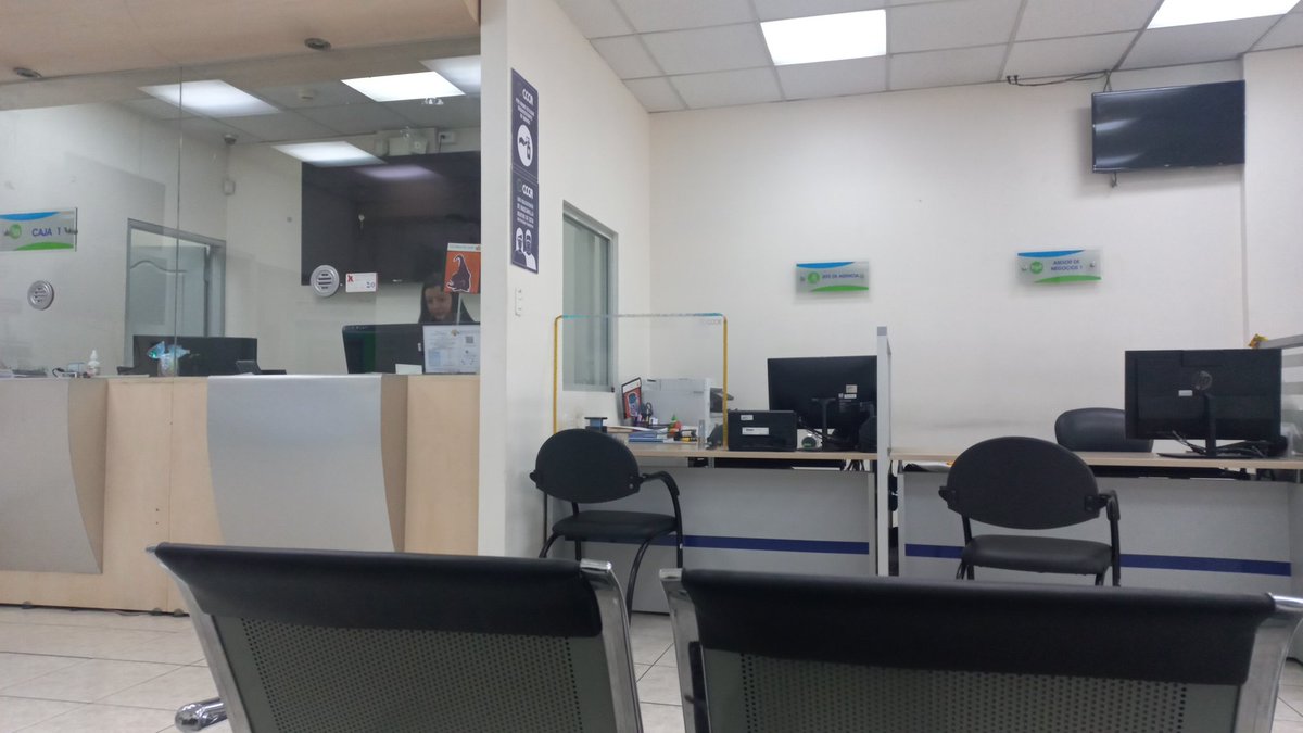 LatorrePul's tweet photo. @Coop_CCCAMBATO  buenos días, su horario de atención en la sucursal granados de Quito decía 8:30am, vemos un papel afuera que dice desde las 9, y seguimos aquí, la persona llegó atrasada y seguimos sin que nos atienda con mi mamá que tiene discapacidad,  y su servicio? https://t.co/PoouEqIxDi