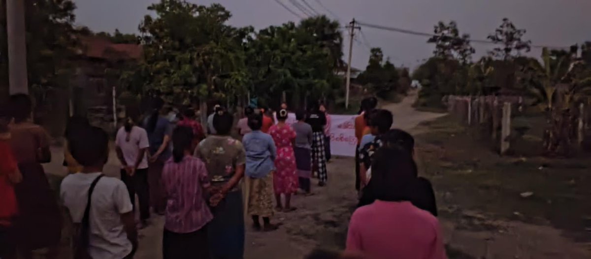 Evening protest led by local residents from a village of #Yinmarbin Twp, #Sagaing Region, regularly staged a strike to eliminate the #MilitaryDictatorship on Apr20 .

#AgainstConscriptionLaw              
#2024Apr20Coup                          
#WhatsHappeningInMyanmar