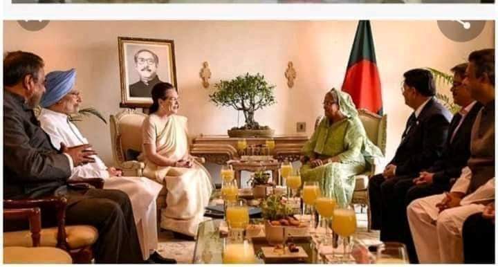 हम भारतीयों की याददाश्त इतनी छोटी है कि हम इस तस्वीर को भुला चुके यह तस्वीर तब की है जब मनमोहन सिंह प्रधानमंत्री थे और बांग्लादेश यात्रा पर थे प्रोटोकॉल के अनुसार बांग्लादेश की प्रधानमंत्री के साथ मनमोहन सिंह को बैठना था लेकिन उस सीट पर जहां प्रधानमंत्री मनमोहन सिंह को बैठना