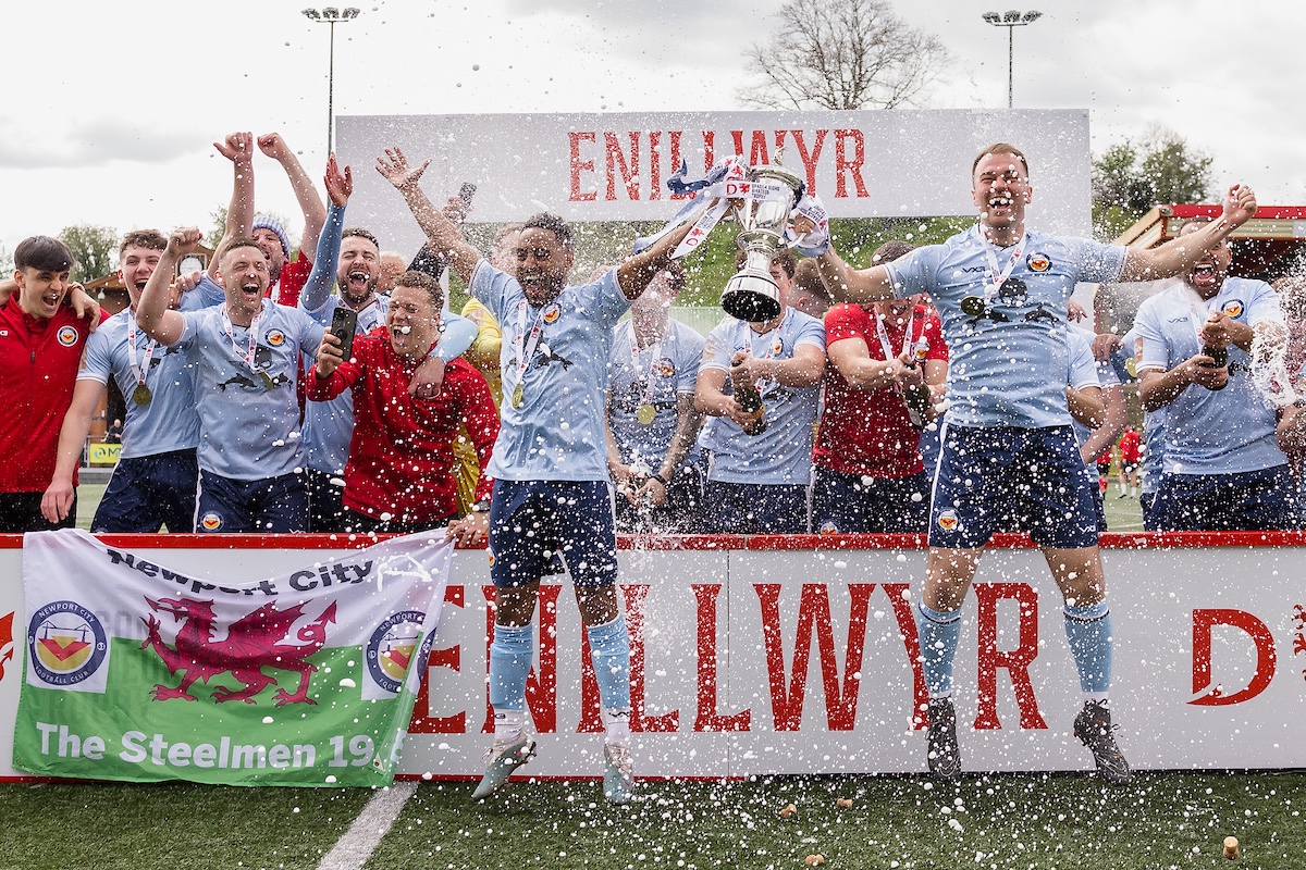 Lifting the #DragonSignsAmateurTrophy for the first time, @NewportCity_FC 🍾🏆