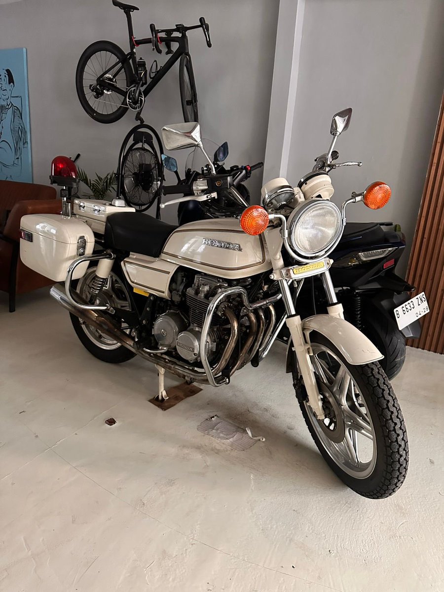 baitgetir's tweet photo. guys bantu dilarisi yaah 🙏🙏 bantu rt jg yahh

for sale CB650 police edition 1975 

(ga masuk atpm, memang diperuntukan untuk polisi, setelah purna tugas di lelang, sehingga surat komplit)

Km https://t.co/dzf17dyiaz
Surat lengkap
Perawatan rutin
Standard dari lahir 190jt nego https://t.co/tbDvon3XWS