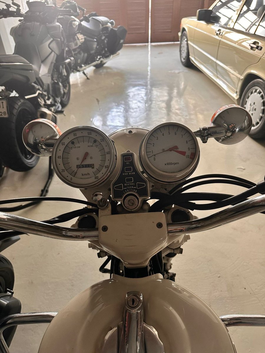 baitgetir's tweet photo. guys bantu dilarisi yaah 🙏🙏 bantu rt jg yahh

for sale CB650 police edition 1975 

(ga masuk atpm, memang diperuntukan untuk polisi, setelah purna tugas di lelang, sehingga surat komplit)

Km https://t.co/dzf17dyiaz
Surat lengkap
Perawatan rutin
Standard dari lahir 190jt nego https://t.co/tbDvon3XWS