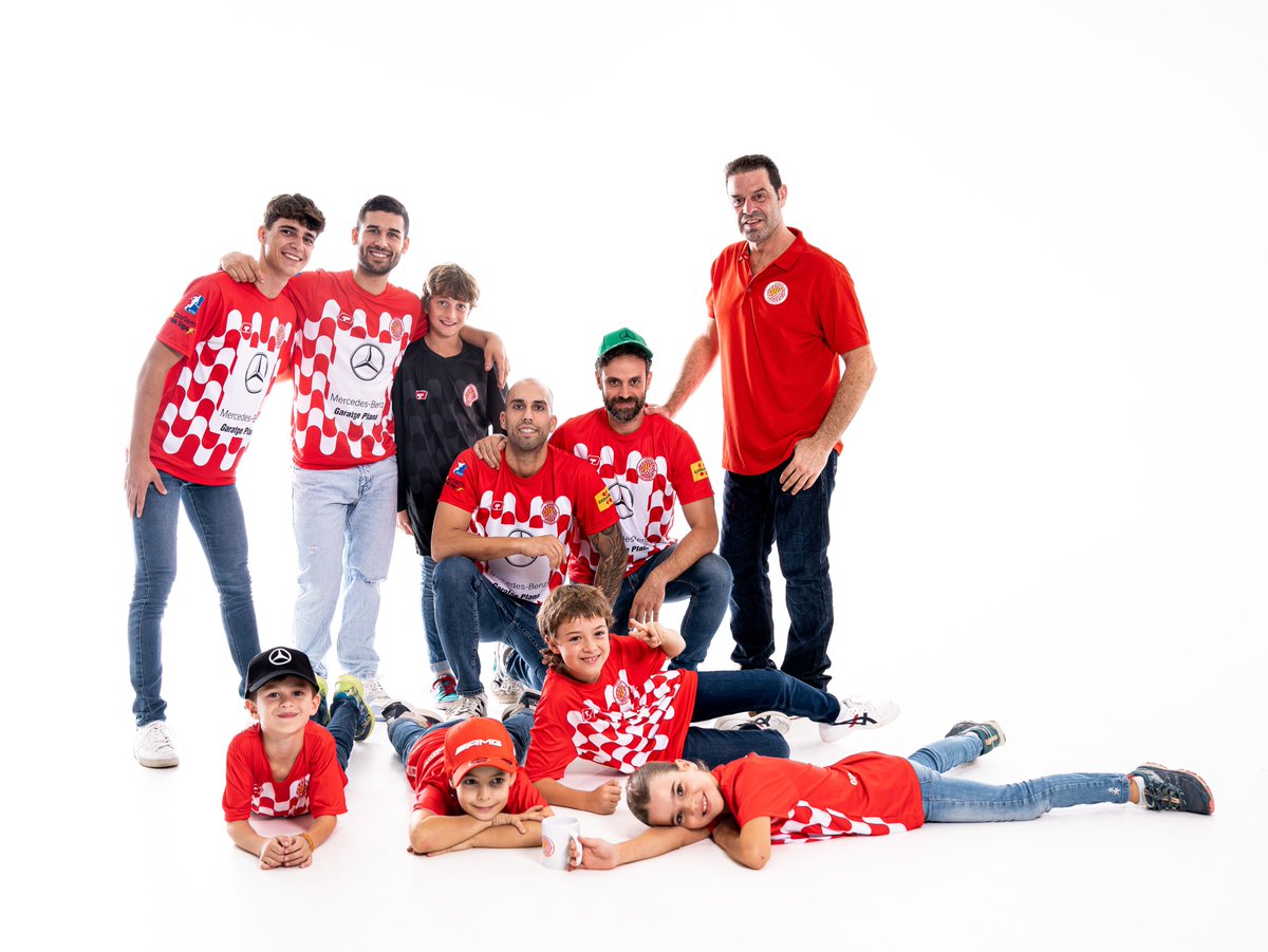 👨‍👩‍👧‍👧 Tots junts, des del més petit al més gran, formem la família del Girona CH. Ens veiem les cares aquest vespre a Palau. Doble ració d'hoquei patins amb el 𝗡𝗖𝗔𝗧𝗙 i el 𝗣𝗮𝗿𝗹𝗲𝗺 𝗢𝗞 𝗟𝗶𝗴𝗮.

#GaratgePlanaGirona 🔴⚪️
#OrgullGironí 🔴⚪
#SomhiGirona 🔴⚪️