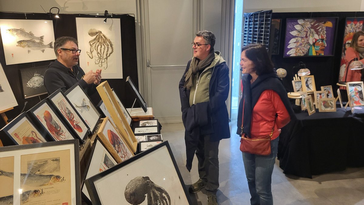 OlivierChateau1's tweet photo. Visite du marchĂ© dâart du festival #Chtiiing sur lâĂźle de Nantes. Des crĂ©ateurs rĂ©inventent Ă partir de matĂ©riaux rĂ©cupĂ©rĂ©s, de rĂ©emploi. Plaisir dâĂ©changer pr comprendre leur dĂ©marche artistique et comment la responsabilitĂ© environnementale vient interroger leur pratique. https://t.co/GNRl5gSTpW