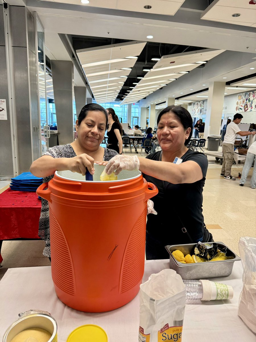 The Ready, Set, Bloom 🌸event has begun!!!! Thank you @Principal_WLHS Student PTSA class representatives for their hard work. @MarianneBTalbot PTSA President, ASHPA parent volunteers. Thank you to all our supporters and Speakers. @GeneralsPride @APSVirginia