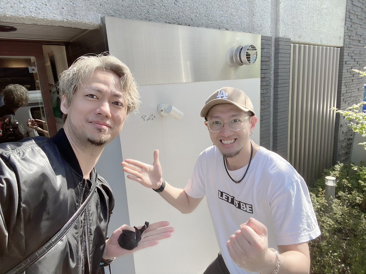 Tk4onenine3's tweet photo. 実は今回のトルケルの髪は地毛でやってて、色味や海風にあたってる感じや髪を立ちやすくなど全部計算してやってくれた、いつも切ってもらってるATELIER Gの大森さん。本当に凄い髪色をかましてくれました！メイクさんがそれを更にいかすからこういういろいろな助けがあって役が深まるんです。感謝！ https://t.co/zbzoy96Ip3