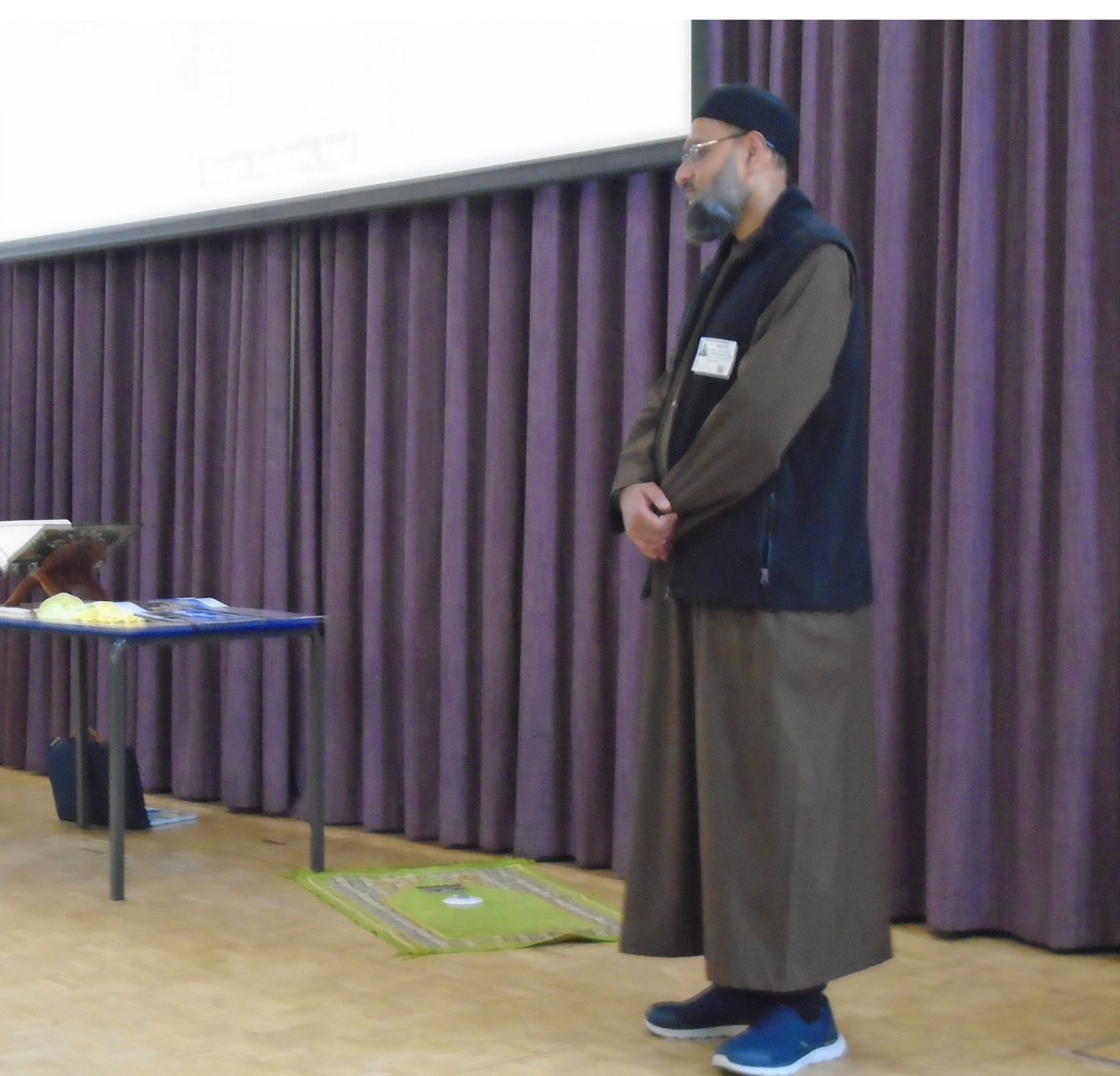 LIC expresses gratitude to Warren Road Primary School (@wrprimary) , its Headteacher, Staff, and students for hosting a visit by Imam Shakeel Begg. It is commendable to hear that the students were respectful and well-informed about Islam and other faiths. #LIC #Schoolvisit