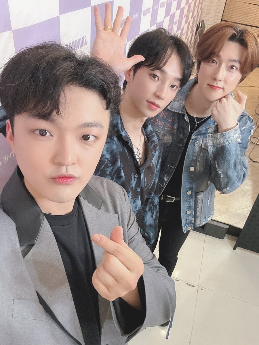 RE_LIVE_HALL_jp's tweet photo. 🖤#Mfect🪽

本日4/20の公演もお越しいただきありがとうございました💕

そして明日はついに最後の公演です…😢

💐最終公演💐
明日4/21(日)17:00~💫無料ライブ💫

最後ですので思い残すことなく楽しみ、いい思い出を作りましょう😭❣️

@mfect_official 
#엠펙트 #RE_LIVE https://t.co/WXcb9PLii8