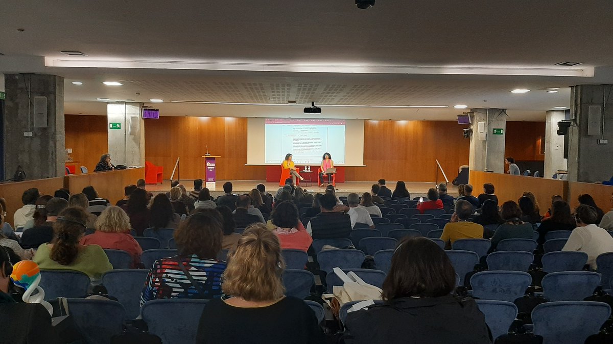 STEAMConfBCN's tweet photo. Conversa sobre eines #maker i pensament creatiu a l'aula: com dissenyar i facilitar processos #abp que apoderin i inspirin els estudiants. Amb @diane_brancazio i @szuritamon de @cesirecat. Exemples de projectes #maker i experiències d'aules reals. #steamconf24 #pbl https://t.co/YL00ltt8Qb