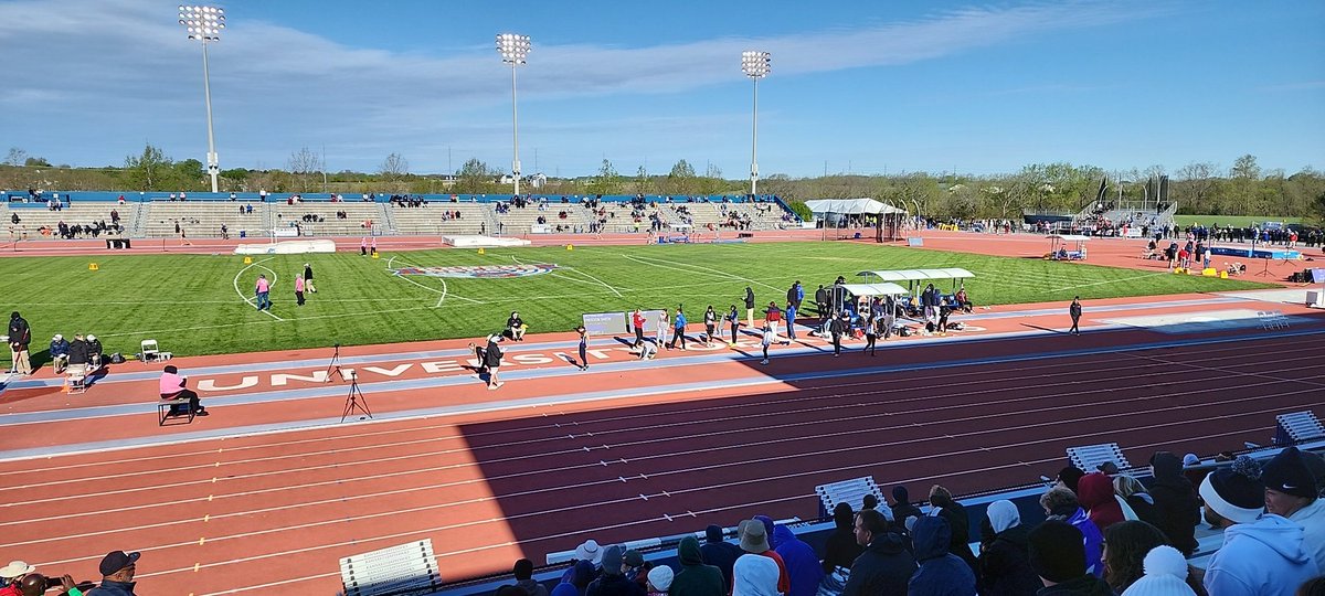 Finals day @KU_Relays Girls SMR of Thompson, Doolin, Martinez and Lohf go 4:27.01 Currently 3rd and..... 🚨New School Record🚨 #ForTheFamily @N2SportsOakPark