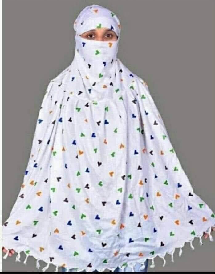 सावधान रहें हिंदू महिलाएं और हिंदू लड़कियां खुद को गर्मी और धूल से बचाने के लिए बाजार में 'हिजाब' ले आ रही है हिंदू महिलाएं इसे नहीं खरीदना आपको बस हमेशा की तरह एक स्कार्फ बांधना है, हिजाब नहीं दुपट्टा बांधने की परेशानी से बचने के लिए यह हिजाब न पहनें 1/2