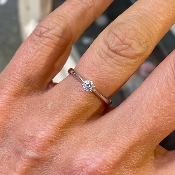 Simplicity at its finest! 🥰
This beautiful, diamond solitaire would be a beautiful engagement or dress ring. Set in 18ct White Gold, this 0.18ct diamond ring is divine! 💕

Take a closer look at the ring here:
johnrossjewellers.com/products/18ct-…

#diamondring #Tralee #JohnRossJewellers