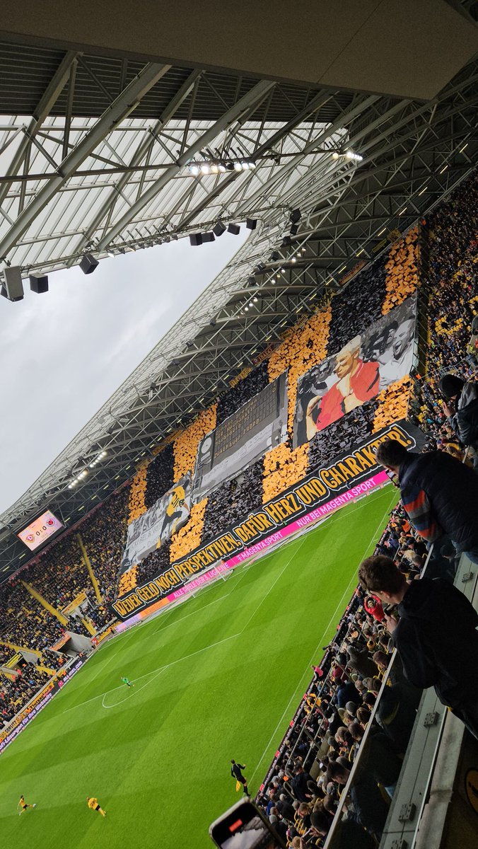 Köln vs SGD 0:2
Z: 30388
LIGA3

Tut weh..Danke an  @K_BLOCK_DYNAMO für die geile Choreo ..die Idee und Mühe . Auf Dynamo #sgd1953 #ftlot #eastsidedresden #rhs #liga3 #köln