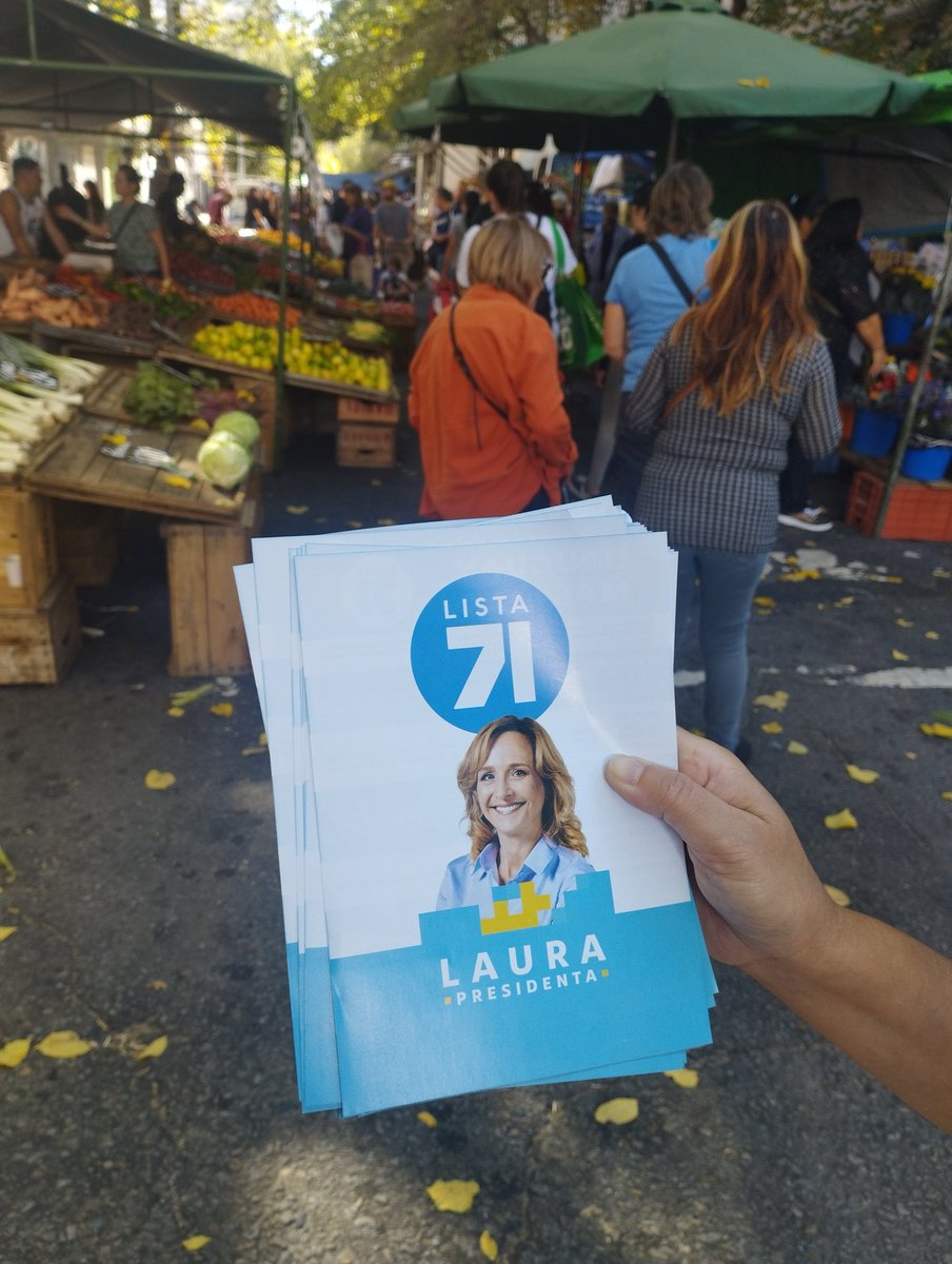 Feria de Acevedo díaz y Rivera junto al diputado @D_Martinez71 con los compañeros Marcelo González y @veronicasavio71 #HagamosHistoria llevando propuestas de nuestra candidata @lauraraffo.