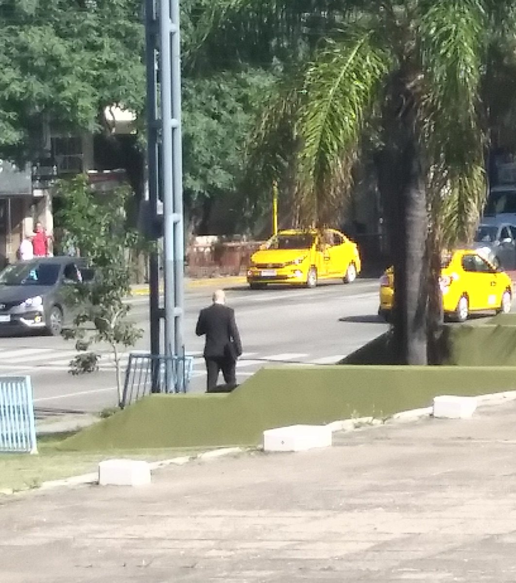 El abogado de #MaxiTejerina, Iván Mochkofsky yendo a la UCA a intentar constatar su estado y llevarle una tablet con teclado.
Maxi no puede hablar.

Estamos en la entrada de la Central de Policía pidiendo explicaciones.

Nota de <a href="/andres_oliva/">Andrés Oliva</a> 
cba24n.com.ar/cordoba/denunc…