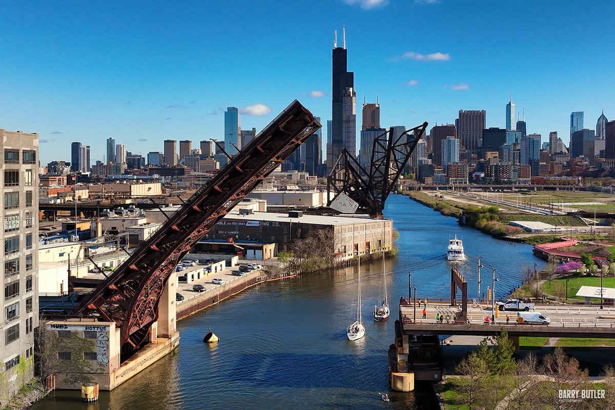 The Bridge Raising Season has begun in Chicago. This morning at the 18th Street Bridge...big boat, sailboats and a kayak. #weather #news #chicago #ilwx #boating