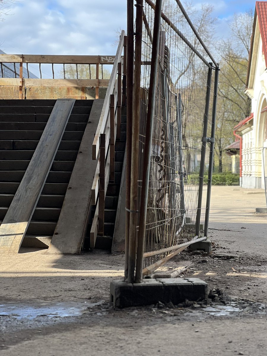 sakoptRigu's tweet photo. Paej malā rīdziniek! Paej malā atpūtniek! Mums te futenes staģiks top! Šas tik nauda jāatrod un čikipiki @Rigaattistas @RigasDome @VilnisKirsis @Olafs_Pulks @Jauna_Vienotiba @attistibai #kauns #pilsēta #stacija #tilts https://t.co/z3CA2gypqx