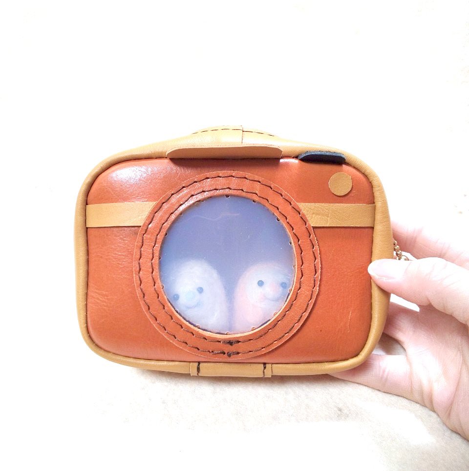 Ochakura707's tweet photo. トイカメラのアイコンポーチ！
マスコット入れるとこんな感じになります！
#ポーチ　#オタク #leather #アイコン https://t.co/VHGCR2lARA