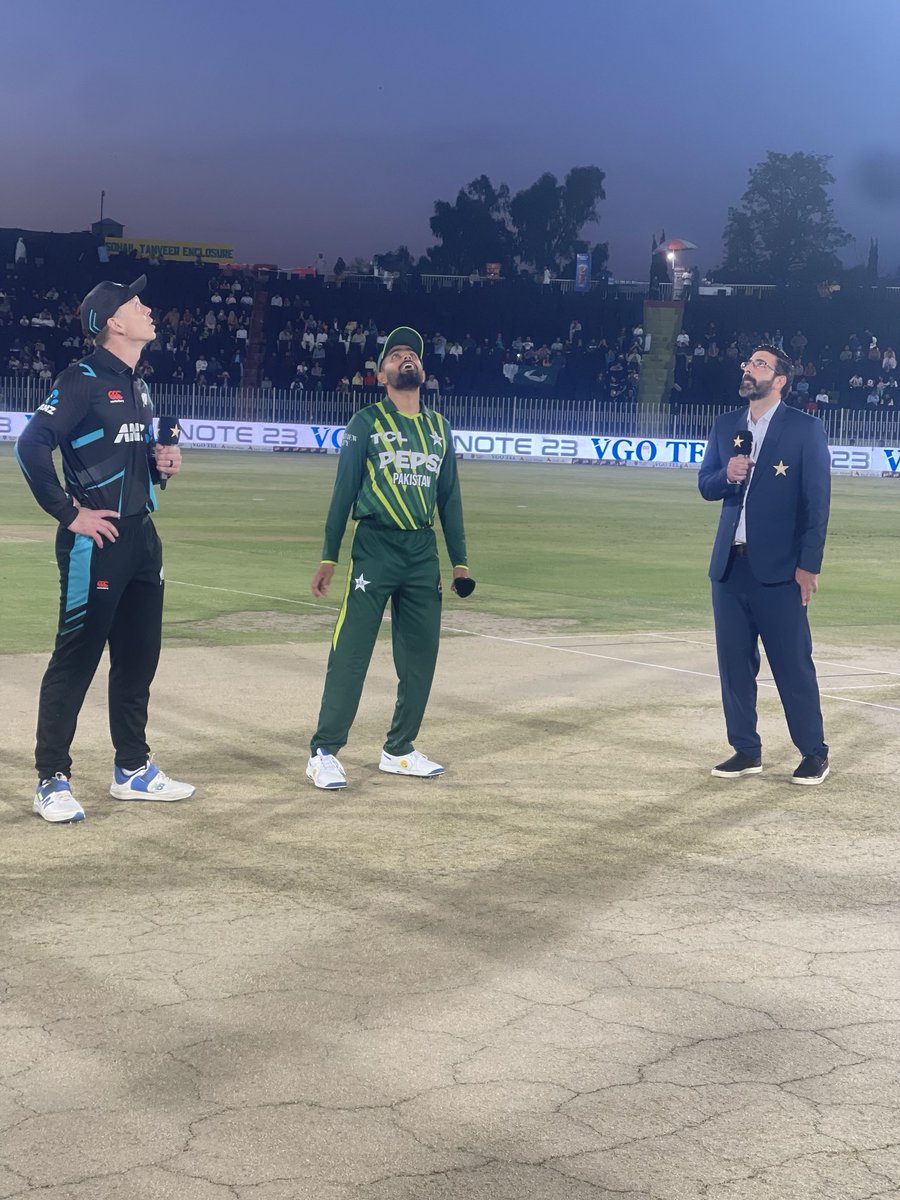 Trying to spot rain clouds. Thankfully everyone failed to do so #PAKvNZ