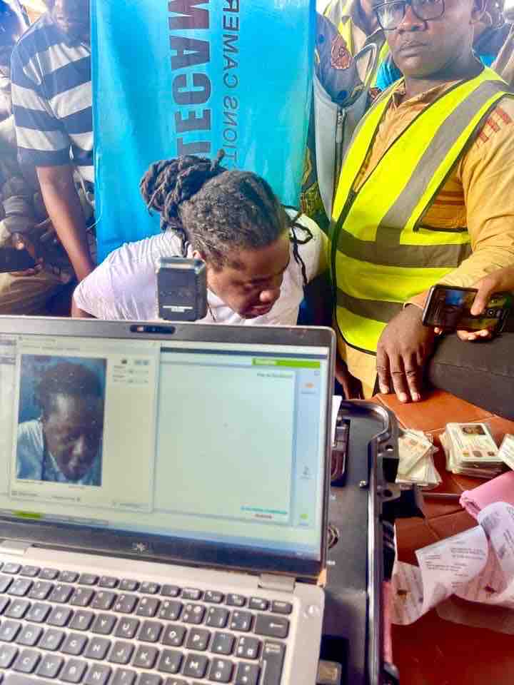 The artist Maalhox was on the ground this Saturday to register on the electoral lists. He asked young Cameroonians who are still lagging behind to do like him. ow.ly/QOon50RkojH