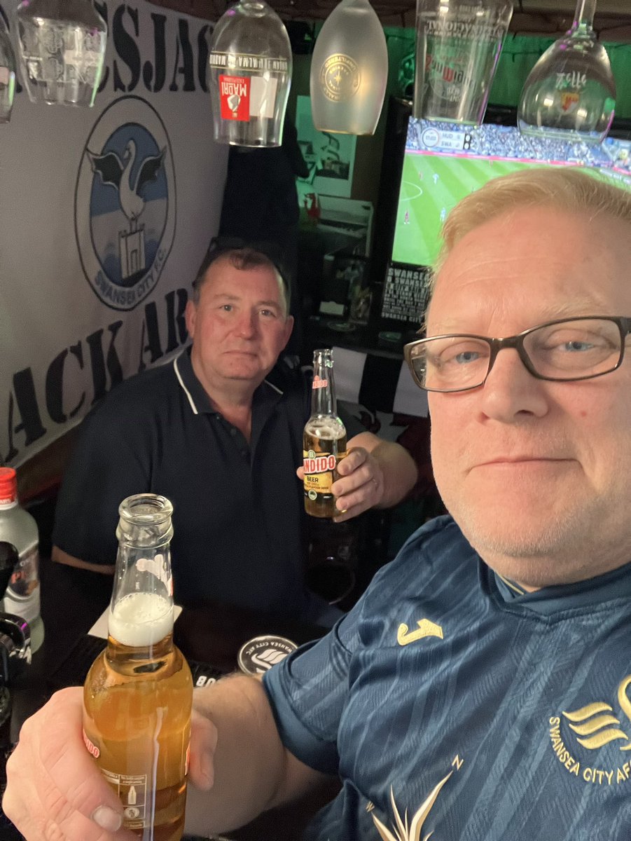 Damo joining me for the match and a few refreshments this afternoon. No pressure now go out and enjoy it boys 🍺🦢🍺🦢 #jacksathome