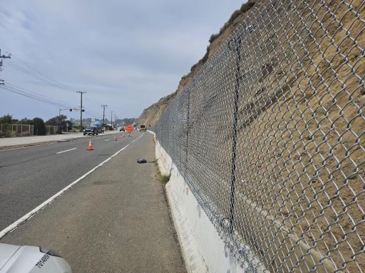 Good news! On northbound Pacific Coast Hwy at Corral Canyon Rd in Malibu installation of rock fence on top of the k-rail on the shoulder is complete. The fence will help retain future slide material during storms. Both northbound lanes here will remain open 24/7 now. #Malibu #PCH