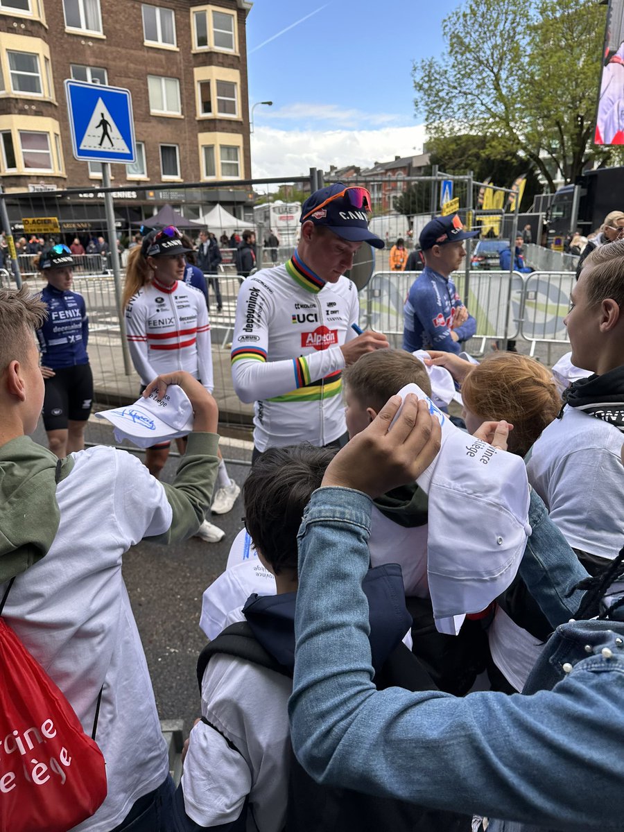 🌈 Même constat pour @mathieuvdpoel, c’est l’effet maillot arc-en-ciel ! 🌈 Same for @mathieuvdpoel, it’s the rainbow jersey effect! #LBL