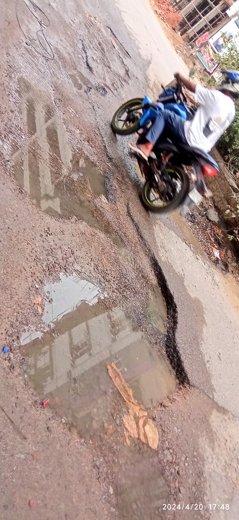 Road No 7 junction opp Lakshmi opticals - bad conditions of road due to water leaking from main line? Past 4 months seeing plz check and repair road and leaking pipeline with junction box if required by Road sides widening to solve it @AmeenpurM @DeccanChronicle @MDHMWSSB