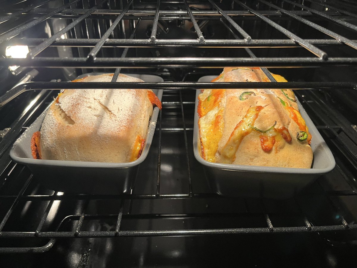 PBoogs8's tweet image. Hooked. So good and worth the effort. #Garlic&amp;amp;Cheddar #Garlic,Jalapeno,Cheese #ThatSourdoughLife #DoYouEvenSourdoughBro