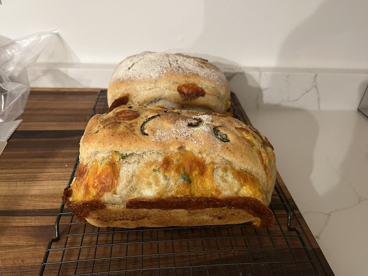PBoogs8's tweet image. Hooked. So good and worth the effort. #Garlic&amp;amp;Cheddar #Garlic,Jalapeno,Cheese #ThatSourdoughLife #DoYouEvenSourdoughBro