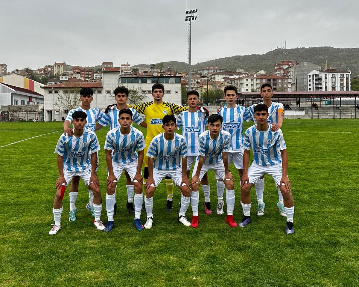 U16 Futbol Takımımız Finalde 😎

Selçuklu Belediyespor Kulübü U16 Futbol Takımımız, Türkiye Şampiyonası 1.Kademe müsabakasında Sivas Belediyespor’u Ekrem Can’ın attığı golle 1-0 mağlup ederek finale yükseldi. Sporcularımıza yarın oynanacak final maçında başarılar dileriz.  👏🏻👏🏻