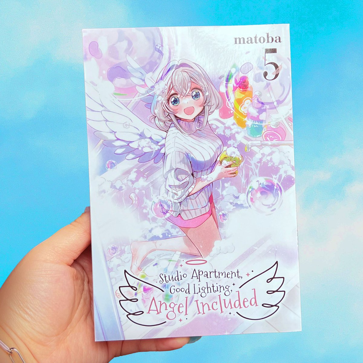 Towa's flying high in the sky! 🪶 And you can too because Studio Apartment, Good Lighting, Angel Included, Vol. 5 is available now! Grab your own copy of this angelic book 😇👉 buff.ly/3SnHkvC