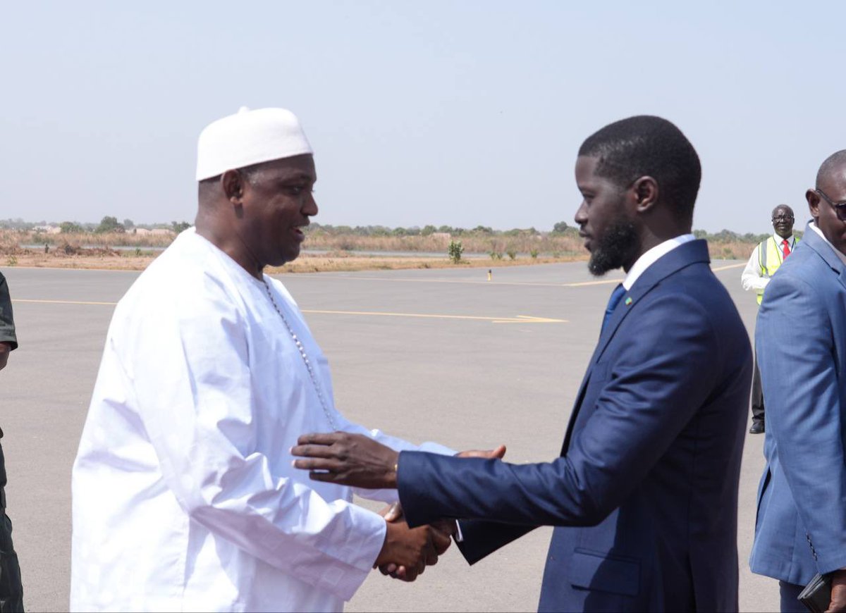 PR_Senegal's tweet photo. En visite de travail en Gambie,le Président @PR_Diomaye a été très bien accueilli à son arrivée par son homologue, @BarrowPresident, avec les honneurs militaires. Le chef de l’État aura un tête-à-tête avec son hôte au State House sur la coopération bilatérale entre les deux pays. https://t.co/9Cj2XFEWhi