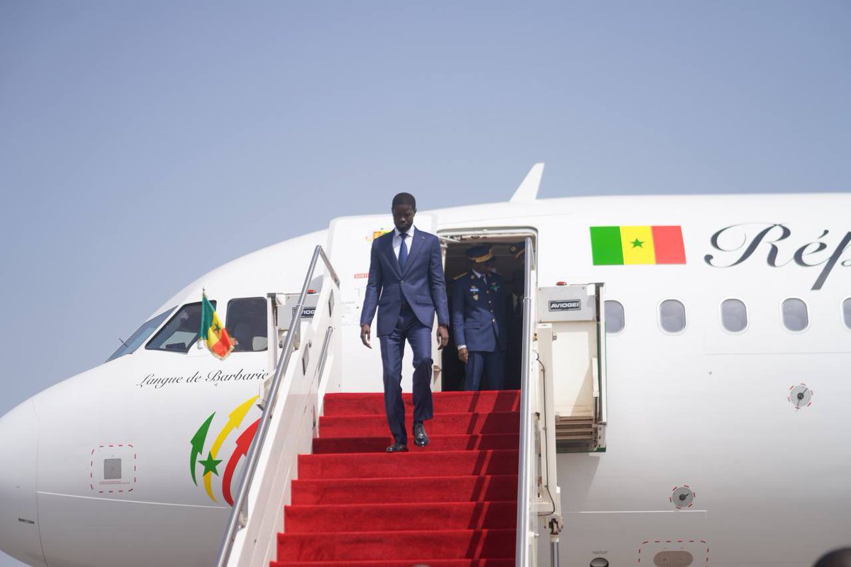 PR_Senegal's tweet photo. En visite de travail en Gambie,le Président @PR_Diomaye a été très bien accueilli à son arrivée par son homologue, @BarrowPresident, avec les honneurs militaires. Le chef de l’État aura un tête-à-tête avec son hôte au State House sur la coopération bilatérale entre les deux pays. https://t.co/9Cj2XFEWhi