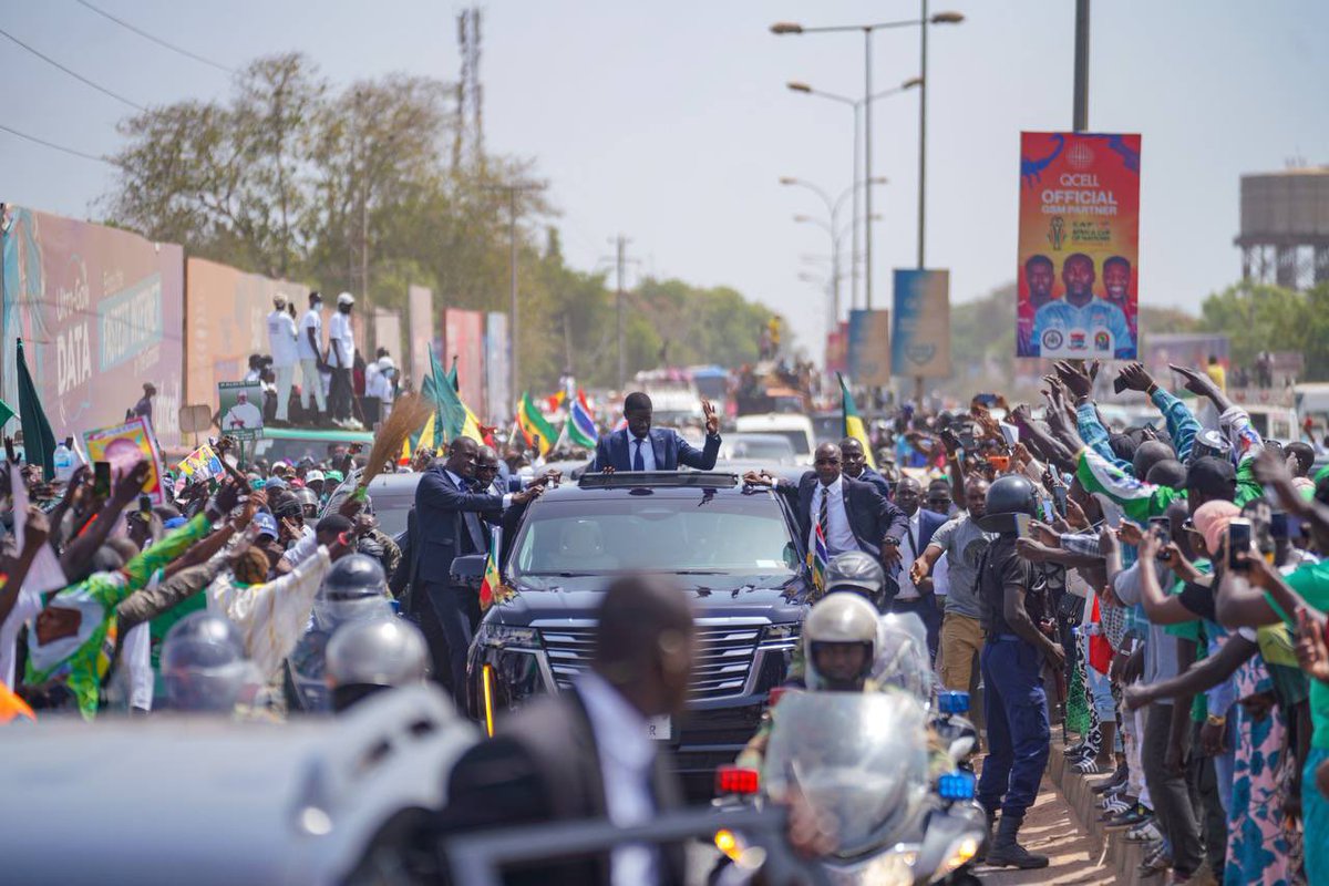 PR_Senegal's tweet photo. En visite de travail en Gambie,le Président @PR_Diomaye a été très bien accueilli à son arrivée par son homologue, @BarrowPresident, avec les honneurs militaires. Le chef de l’État aura un tête-à-tête avec son hôte au State House sur la coopération bilatérale entre les deux pays. https://t.co/9Cj2XFEWhi