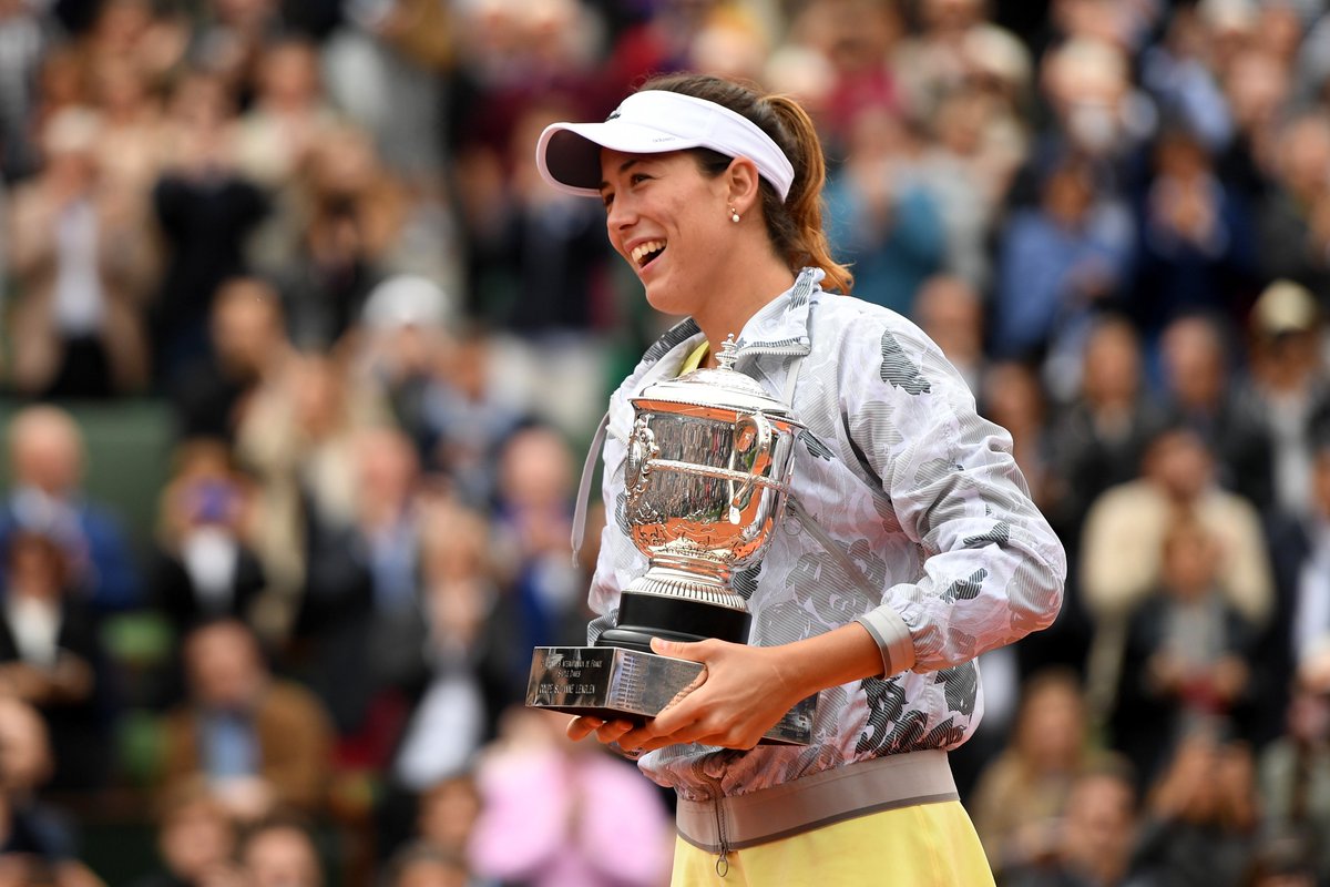 MovistarTenis's tweet photo. 𝑳𝑬𝒀𝑬𝑵𝑫𝑨 𝑴𝑼𝑮𝑼𝑹𝑼𝒁𝑨 ❤️🎾

@GarbiMuguruza ha anunciado su retirada del tenis profesional a los 30 años. 

En su palmarés destacan los triunfos en Roland Garros 2016, Wimbledon 2017 y el nº1 del mundo que alcanzó ese mismo año.

#LaPistaDelTenis https://t.co/QxMmVFVWYV