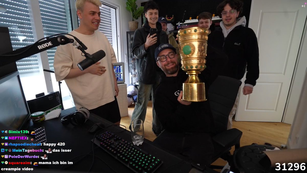 timnik_'s tweet image. Erinnert ihr euch auch noch an das epische Pokal-Finale 2024 als das Trainer-Duo Mark Forster und Papaplatte gemeinsam mit ihrer Manschaft gegen Leverkusen gewonnen haben?