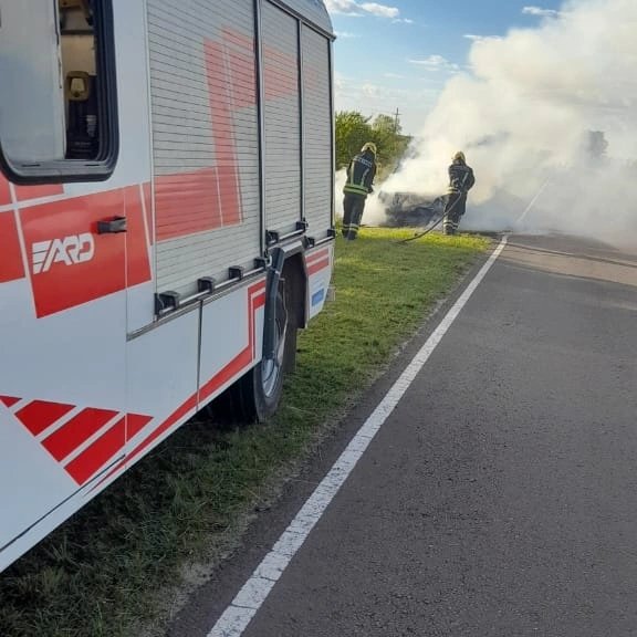 Siendo la hora 08:20 se constituye una dotación en Ruta N° 11, km. 172,  por incendio generalizado de un automóvil. 👨‍🚒🚨🔥🚒🇦🇷
.
.
.
.
#Incendio #Automóvil #Gualeguay #Bomberos #BomberosVoluntarios #BomberosGualeguay