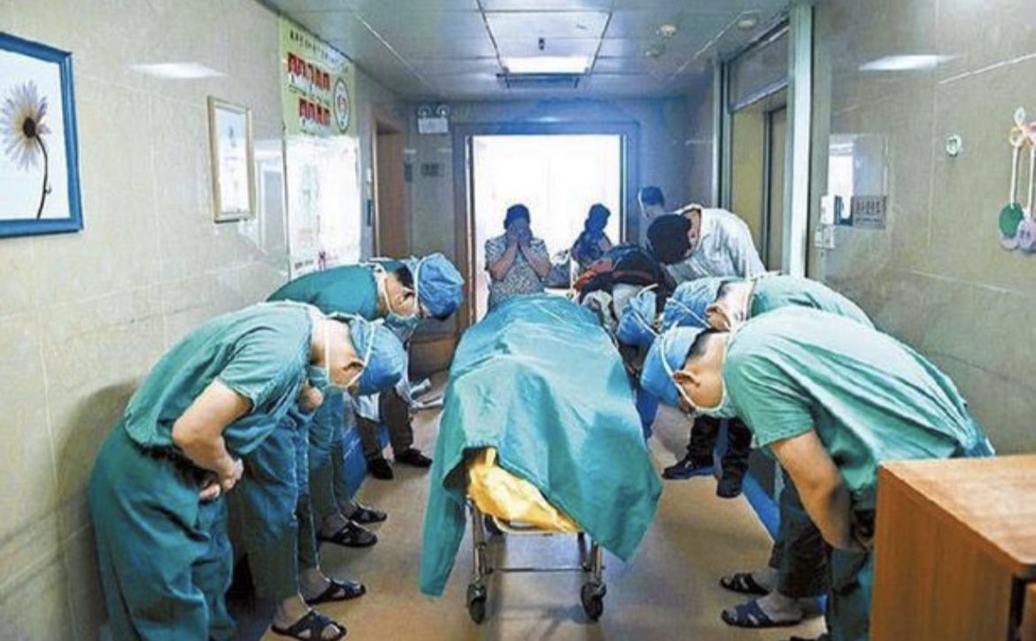 @Morbidful Heartbreaking image shows doctors in China bowing to 11-year-old Liang Yaoyi after he passed away from a brain tumour in 2014. They are bowing because before he passed, he told doctors he wanted to donate his organs. As a result, he saved the lives of 4 other children.