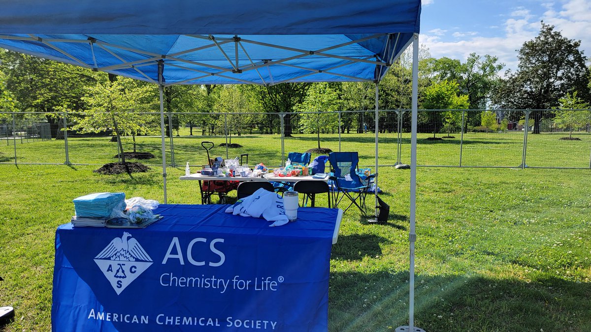 Thank goodness I brought the <a href="/AmerChemSociety/">American Chemical Society</a> table cloth for  <a href="/NashvilleACS/">Nashville ACS</a> <a href="/EarthDayNash/">EarthDayNash</a> #CCEW. I caught the eye of a rubbish wrangelr volunteer who is a 20 year member!