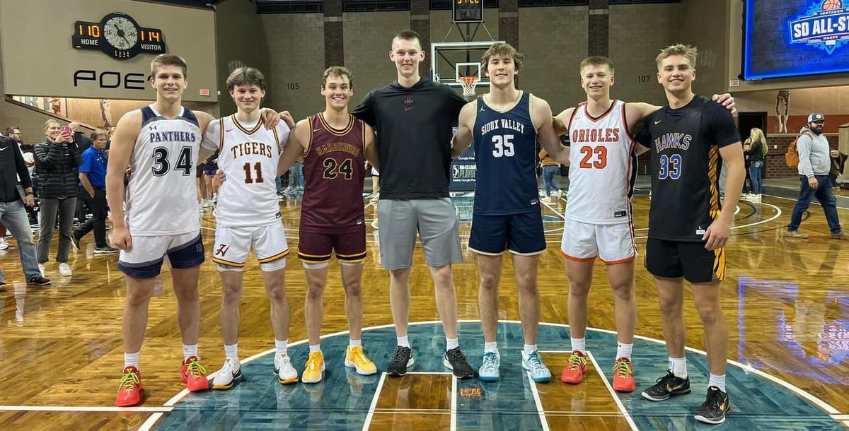 This pic warms my ❤️!! 7 of the 9 from last summer’s group (Missing Jesse and Jeremiah… our out of state family). 

Common traits amongst them all…. Passion for hoops, supportive families, and an understanding of life beyond the hardwood! 

You will be hearing from this crew!