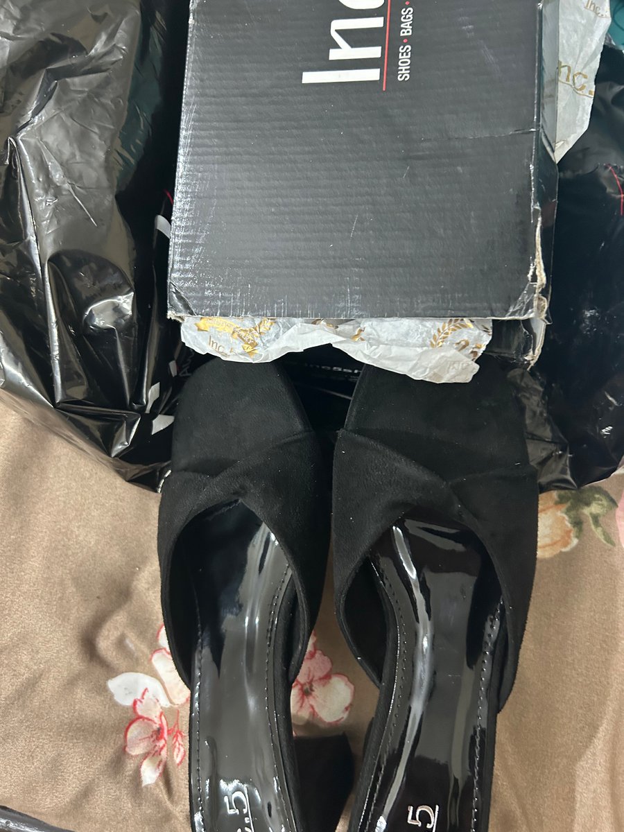 laviagarwal93's tweet photo. @Inc5Shoes Order no.INC89915
I received 2 footwear today.Packaging is pathetic, box is damaged completely. BLACK &amp;golden heels are damaged.  Both items look nothing as the items shown on the site.What is this fraud? I need refund for both productRather I like to cancel rest of the items https://t.co/OjCmXbZVXP