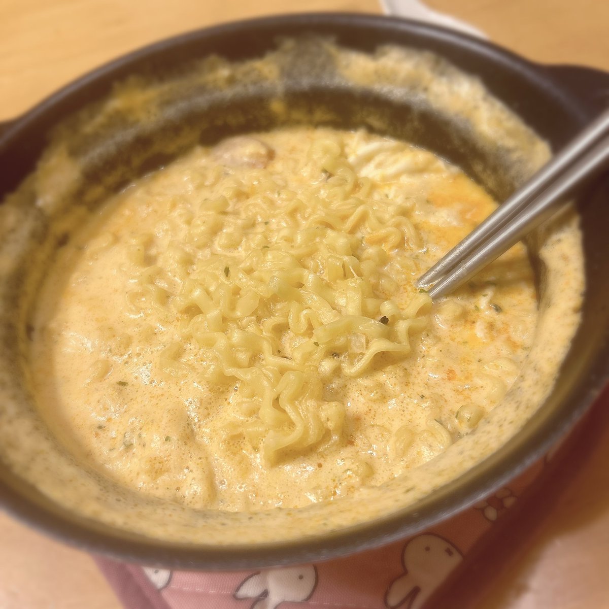 ピンクのカルボ麺に牛乳とチーズとたまご入れた🧀見た目辛くなさそうに見えるでしょ、、、韓国料理好きだけど辛いモノ得意なわけではないのでブルダックソース数滴しか入れてないけど結構辛いの❤️‍🔥でもまろやかになって美味しいから牛乳アレンジおすすめ🥛