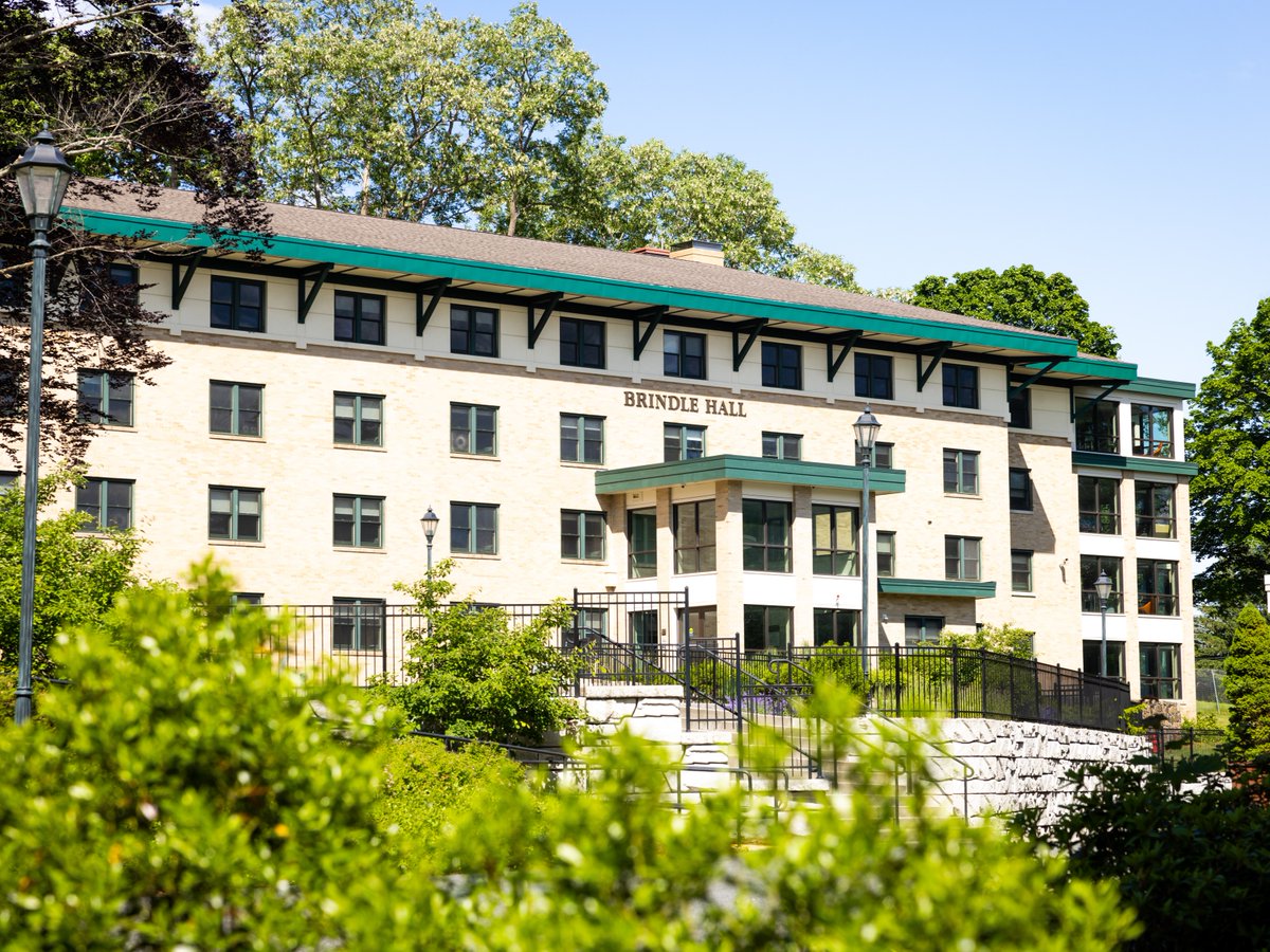 EndicottCollege's tweet image. Thinking of sunny Brindle Hall on this dreary day 🌧️ Brindle Hall is a co-ed, first year residence hall just a short walk away from Endicott Beach. Gulls, have you lived here?

#BrindleHall #ResidenceHall #Dorm #StudentDorm #College #EndicottCollege #ThisisEndicott